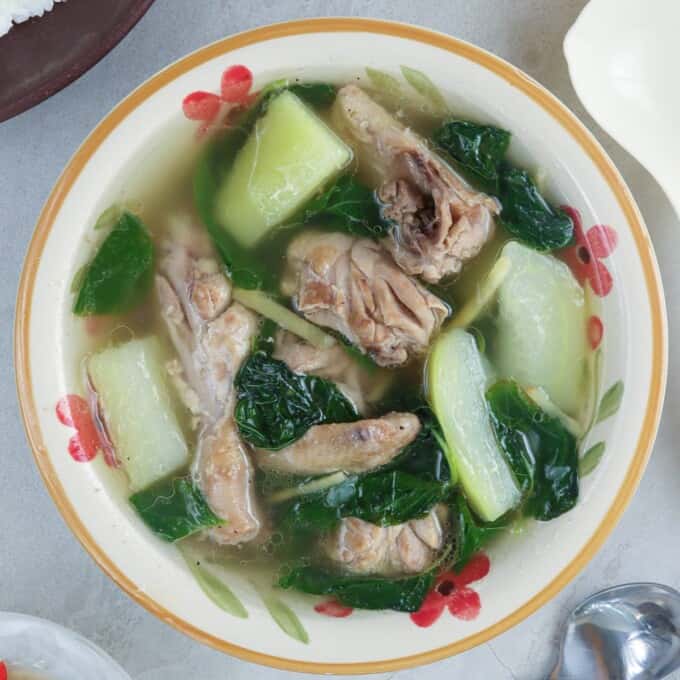 Tinolang manok在一个碗里gydF4y2Ba