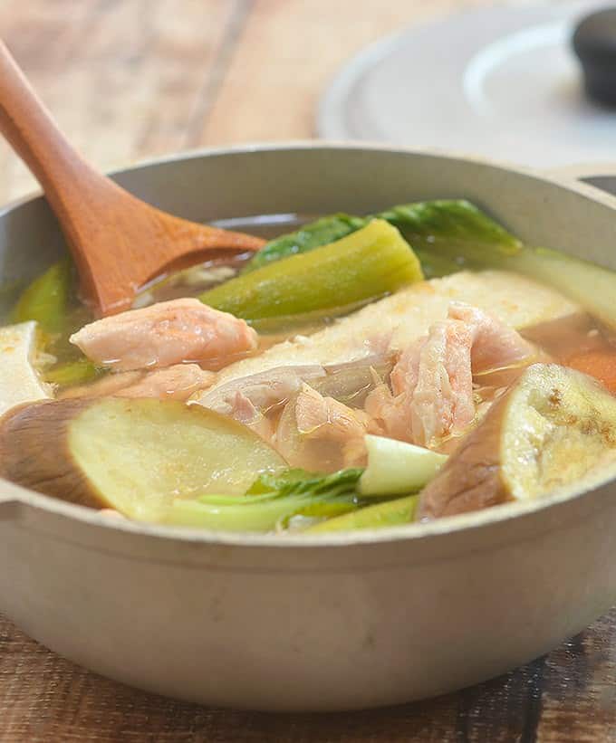 Sinigang na salmon腹部sa kamias含有美味的鱼肚和酸汤中的蔬菜是完美的寒冷天气舒适的食物。美味的蒸米饭或独自享受！gydF4y2Ba