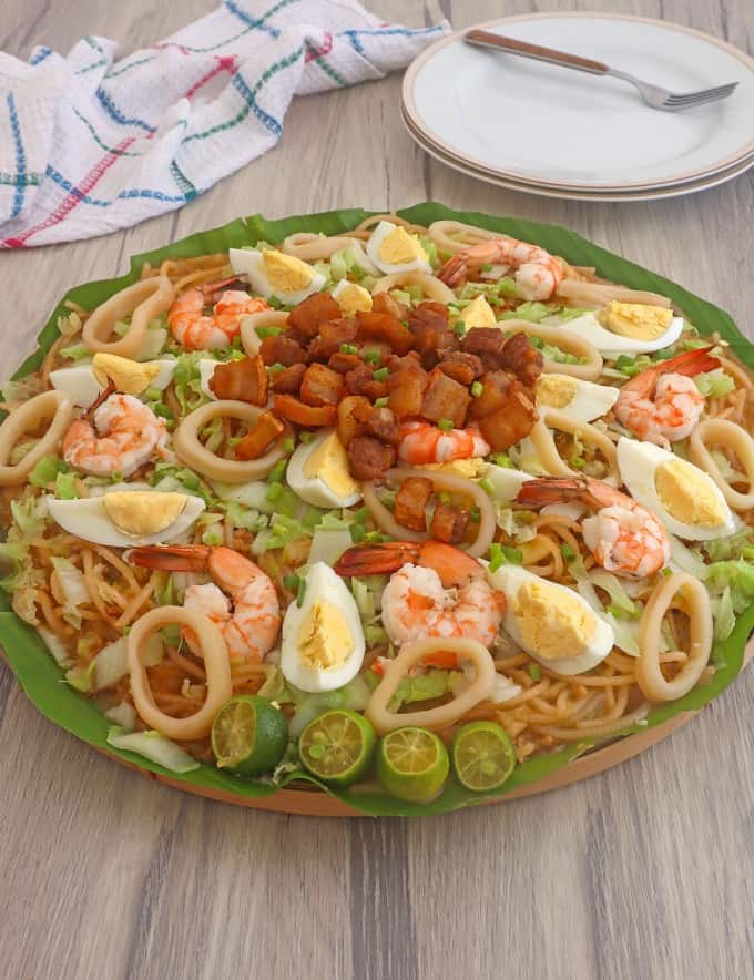 Pancit Malabon与什锦浇头在比利亚gydF4y2Ba