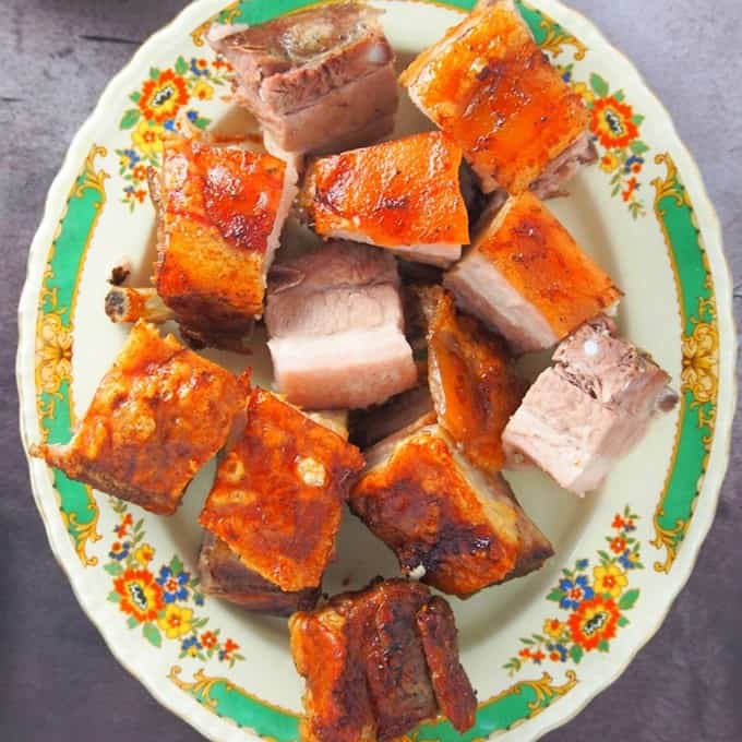 俯视图切碎的lechon sa hurno在一个盘子上gydF4y2Ba