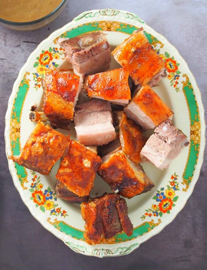 切碎的lechon sa hurno顶视图在服务盛肉盘的GydF4y2Ba