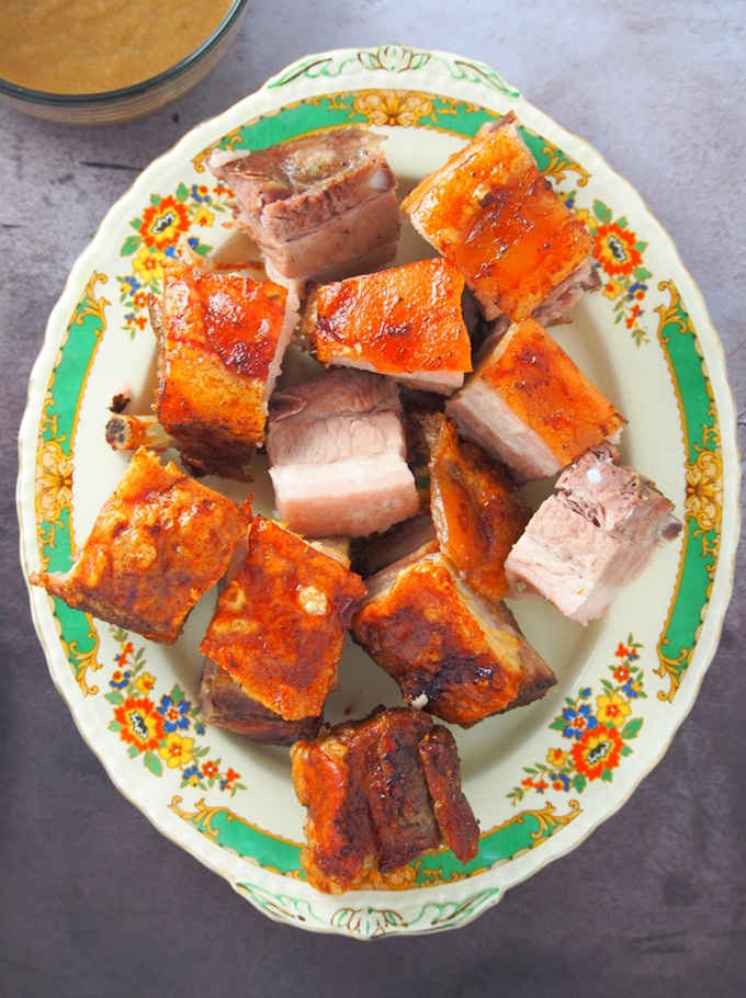 俯视图切碎的lechon sa hurno在一个盘子上gydF4y2Ba