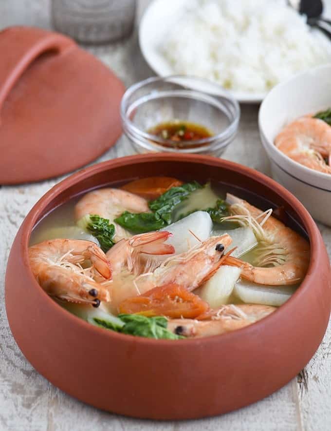 Sinigang Na Hipon Sa Calamansi在一个土碗里，一边和浸渍的鱼酱gydF4y2Ba