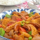 牛肚与鹰嘴豆，青豆和青椒炖在蓝色的碗里gydF4y2Ba