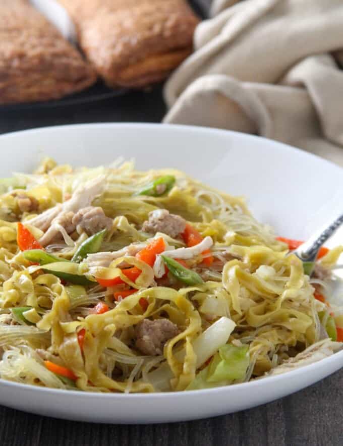 吃pancit langlang从白色的碗