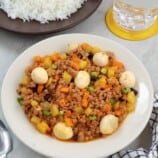 有鹌鹑蛋的金黄纤维在白色服务碗GydF4y2Ba