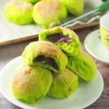 Pandan Pandesal与Ube Halaya灌装在一个白色的盘子gydF4y2Ba